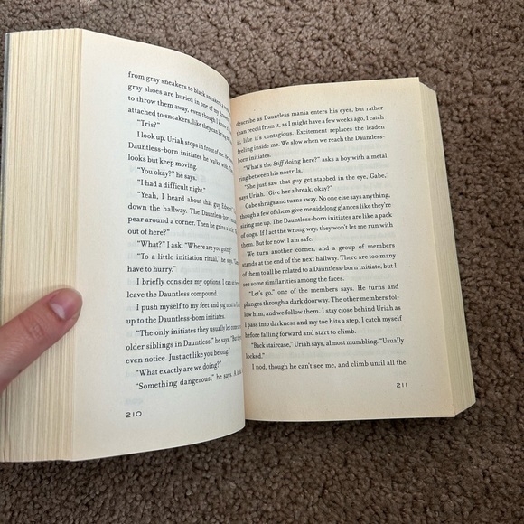 Divergent by Veronica Roth - Picture 4 of 5